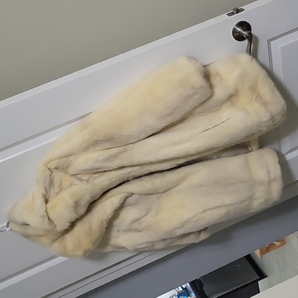 Authentic Fur Coat 💙